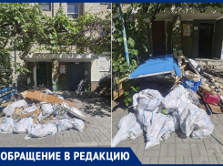Коммунальщики отказались убирать кучи мусора у подъездов многоэтажки в Мелитополе