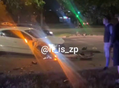 В Запорожье иномарка врезалась в светофор