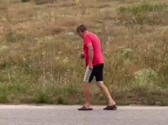 Мужчину с гранатой в руках засняли на видео в Запорожье