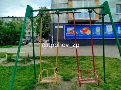 Необычный способ ремонта суровых качелей показали в Запорожье