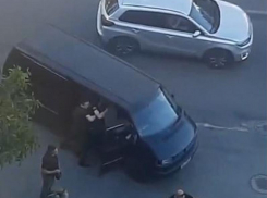 Запорожца скрутили на глазах у прохожих возле автобусной остановки