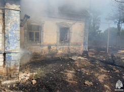 Появились кадры МЧС с места пожара в частном доме под Приморском