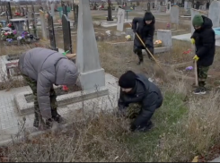 В Приазовском запорожские школьники навели порядок на могиле героя ВОВ