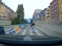 Появилось видео, как водитель «Нивы» едва не сбил ребенка на пешеходном переходе в Мелитополе