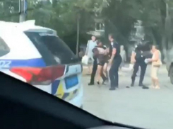 Появилось видео, как мужчину скрутили полицейские под романтическую музыку в Запорожье