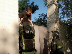 Спасатели вызволили 9-летнего мальчика, застрявшего на калитке стадиона в Мелитополе