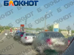 Огромную очередь за канистрой бензина показали в Мелитополе