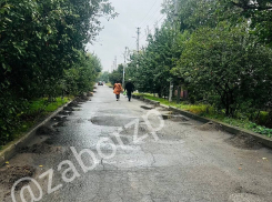 Запорожские коммунальщики вынуждают жителей ходить по середине дороги