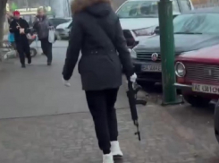 Жительница Запорожья напугала горожан автоматом и попала на видео