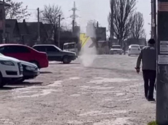 Возникший средь бела дня смерч попал на видео в Запорожье 
