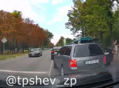 Дерзкий манёвр наглого водителя попал на видео в Запорожье 