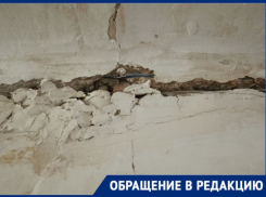 Выбиты окна, протекает крыша и нет воды: мелитопольцы не могут добиться ремонта и обслуживания своего дома
