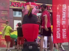 Пьяный запорожец подрался с надувной рекламой