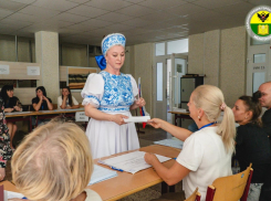 Жительница Мелитополя пришла на выборы в русском костюме и кокошнике