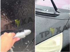 Машина жительницы Запорожья превратилась в ледяную фигуру из-за аномальной погоды