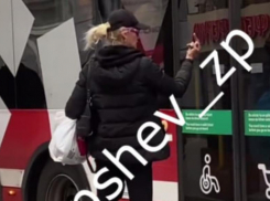 В Запорожье пьяная «ведьма» прокляла пассажира автобуса и стала звездой соцсетей