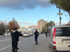 Толпу подростков-самокатчиков сняли на видео посреди оживленной дороги в Мелитополе