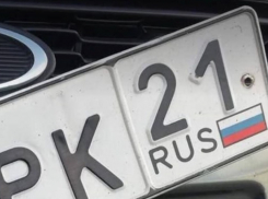 Запорожским водителям напомнили об обязательном изображении российского флага на номерах