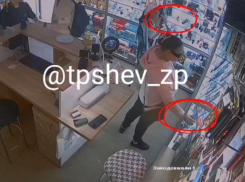 Момент кражи телефона и часов с витрин магазина попал на видео в Запорожье