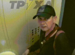 Цепляется к девушкам и держит всех в страхе: опасный мужчина с ножом попал на видео в Запорожье