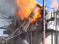 Полыхающий объект энергетики в Запорожье попал на видео