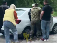 В Запорожье сотрудники ТЦК силой увезли парня на глазах у матери