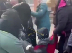 «Беги, беги»: в Запорожье женщины отбили парня от военкомов