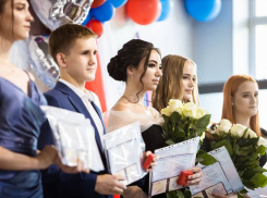 Почти три тысячи запорожских выпускников получили аттестаты о среднем образовании