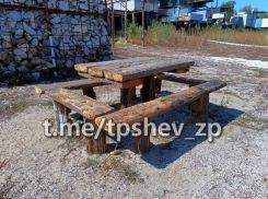 «Пустили на дрова»: в Запорожье из остатков старинного корабля сделали скамейки и стол