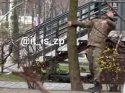 Ловившего сигналы из космоса солдата ВСУ сняли на видео в Запорожье