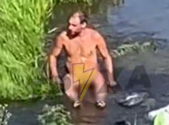 Запорожец разделся и нагадил в канал на глазах у людей