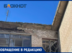 «Падают кирпичи»: жители села в Михайловском районе показали свой разрушающийся дом