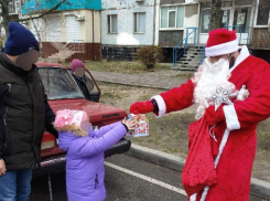 В Энергодаре водителей поздравили с наступающими праздниками полицейские Дед Мороз и Снегурочка