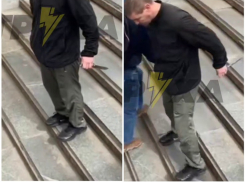 На видео сняли, как размахивающий ножом мужчина напугал Запорожцев