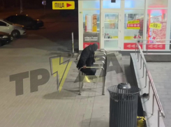 Босоногая тренировка мужчины на велопарковке попала на видео в Запорожье