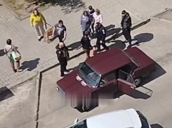 Женщины в Запорожье отбили разыскиваемого ТЦК парня у полиции