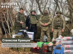 Запорожцы привезли бойцам на передовую домашние варенья и соленья