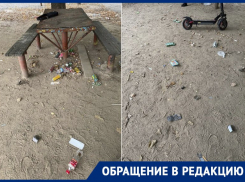 Горы мусора заполнили двор жилого дома в Днепрорудном