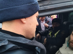 В Запорожье военкомы ворвались в церковь во время раздачи гуманитарки малоимущим  