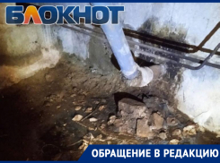 «Фекалии текут водопадом»: дом в Мелитополе месяц затапливает канализацией