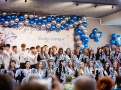 Последние звонки прозвенели для тысяч запорожских выпускников 