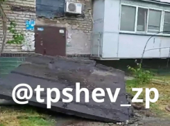 В Запорожье у подъезда жилого дома рухнул бетонный козырёк