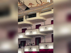 В городе Запорожье жён погибших бойцов ВСУ пригласили на комедийный спектакль «Весёлая вдова»