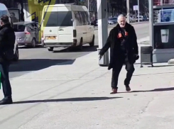 Размахивающего ножом мужчину сняли на видео в Запорожье