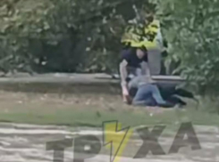 Запорожцы сняли на видео, как трое мужчин побили друг друга из-за «ста грамм» 