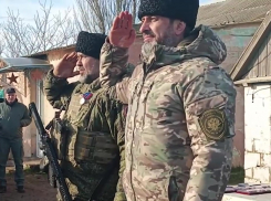 Бойцов казачьих батальонов в Запорожье наградил атаман Кузнецов