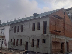 Специалисты из Твери отремонтировали кровлю спортзала в Бердянской школе