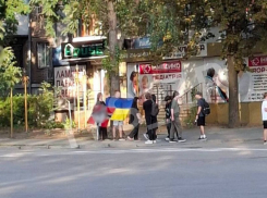 Подростки развернули флаг нацистской Германии вместе с украинским в Запорожье