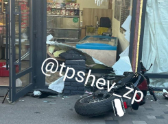 Мотоциклист из Запорожья влетел в такси и сломал позвоночник