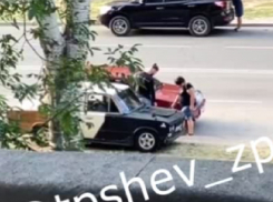 На видео сняли, как запорожские Бонни и Клайд обворовывали машину